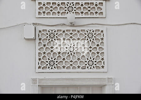 Islamico modello tradizionale sul telaio di una finestra Foto Stock