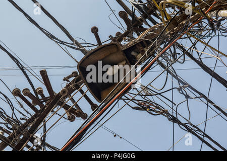 Pali che sostengono i cavi di elettricità bangkok tailandia immagini e  fotografie stock ad alta risoluzione - Alamy