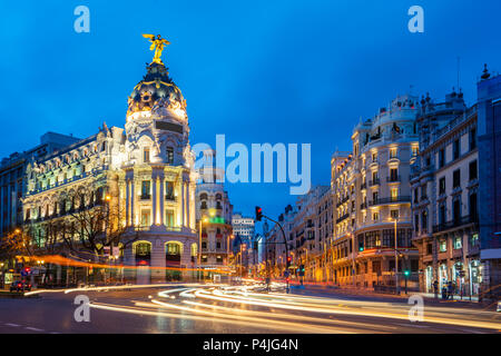 Auto e semafori sulla Gran Via, la strada principale dello shopping di Madrid di notte. La Spagna, l'Europa. Lanmark a Madrid, Spagna Foto Stock