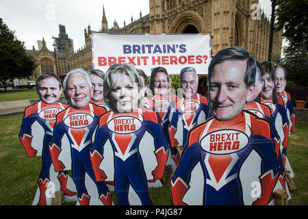 15 ritagli di supereroi con facce di chiave Tory MPs ribelle al di fuori del Parlamento davanti a mercoledì comuni del voto di dare al Parlamento un voto su Brexit. Foto Stock