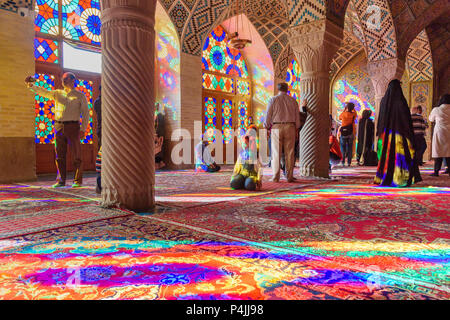 Shiraz, Iran - Marzo 26, 2018: interni di Nasir moschea Ol-Molk, famosa anche come la Moschea di rosa in mattinata Foto Stock