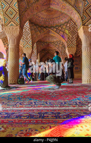 Shiraz, Iran - 26 Marzo 2018: le persone all'interno di Nasir moschea Ol-Molk, famosa anche come la Moschea di rosa in mattinata Foto Stock