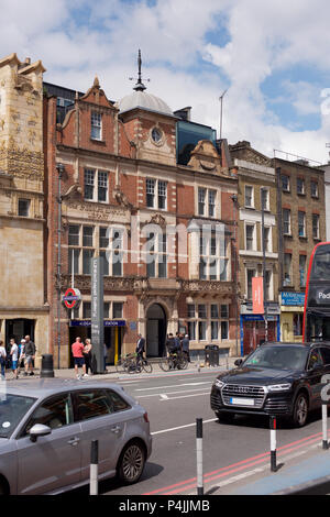 Aldgate East Stazione della metropolitana sulla Whitechapel High Street a Londra Foto Stock