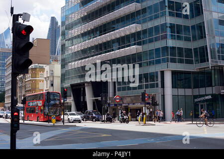 L'edificio del relè e il traffico su Whitechapel High Street a Londra E1 Foto Stock