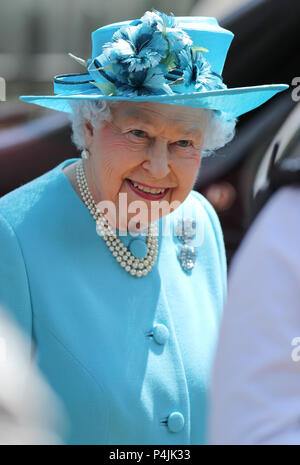 La Gran Bretagna è la Regina Elisabetta II, frequenta la chiesa di Saint Mary pioppo, Tower Hamlets, Londra come lei celebra il centenario del bombardamento del Nord superiore S Foto Stock