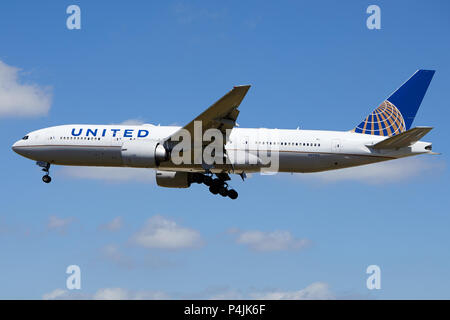 Un United Airlines Boeing 777-224 aeromobili, il numero di registrazione N27015, avvicinandosi ad un atterraggio. Foto Stock