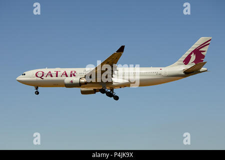 La Qatar Airways Airbus A330-202 aeromobili, numero di registrazione A7-ACK, avvicinandosi ad un atterraggio. Foto Stock