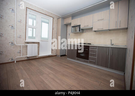 Cucina vuota nell'appartamento Foto Stock