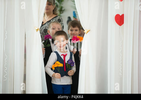 La Bielorussia, Gomel, 6 marzo 2018. Asilo infantile è il quinto. I bambini di vacanza matinée.Merry bambini con fiori preparato per la vacanza. Andare al Foto Stock