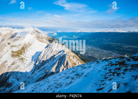 Vista da Hafelekarspitze a Innsbruck al paesaggio di montagna della Valle di Innsbruck, Austria Foto Stock