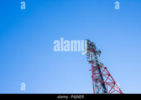 Tecnologia sulla sommità della torre di telecomunicazione spazio copia.telefono cellulare antenne.montante di telecomunicazione antenne televisive.Lo sviluppo del sistema di comunicazione Foto Stock