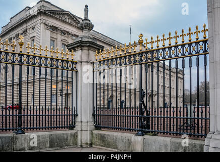 Parte del cast nero-ringhiere in ferro con punte dorate al di fuori del Palazzo di Buckingham, compreso l'angolo concio Pier. Foto Stock