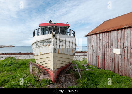 Un di legno barca da pesca sulla terra, la Norvegia. Foto Stock