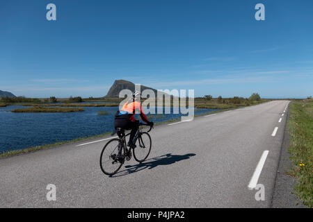 Ciclista femmina in Norvegia. Foto Stock