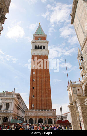 Venezia, Italia - 8 Maggio 2010: Venezia Italia il Campanile di San Marco e il Palazzo Ducale con le persone Foto Stock