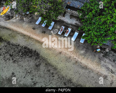 Pomeriggio di ritiro a fronte spiaggia di Calatagan, Batangas, Filippine durante l'attesa per il tramonto Foto Stock