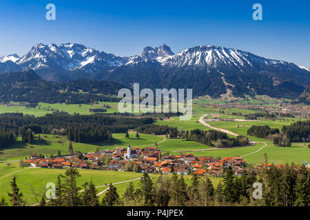 Su un sentiero escursionistico nell'Allgaeu, Baviera, Germania Foto Stock