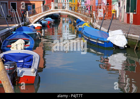 BURANO, Italia - Aprile 08, 2018: case colorate nell'isola di Burano, maggio 08, 2010 a Burano Venezia Italia Foto Stock