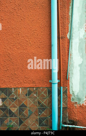 Colorate arancio e blu parete dipinta Foto Stock