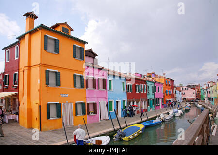 BURANO, Italia - Aprile 08, 2018: case colorate nell'isola di Burano, maggio 08, 2010 a Burano Venezia Italia Foto Stock