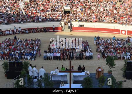 Agosto 12, 2015 - Beziers, Francia: migliaia di Beziers abitanti prendere parte ad una messa cattolica nell'arena dei tori prima dell'apertura della "Feria", un festival estivo di feste di strada e la corrida. La città è di nuovo sindaco, Robert Menard ha permesso la grande massa di pubblico di prendere parte all'arena come parte del suo programma comunale per rilanciare la città di tradizioni cattoliche. Une processione avec la Vierge Marie traverse les rues de Beziers avant d'arriver dans les arenes pour une messe en plein air, dans le cadre de la feria de Beziers. Le Maire de Beziers Robert Menard, proche du Foto Stock