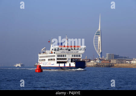 Wight Link traghetto per auto Santa Cecilia di lasciare il porto di Portsmouth in rotta verso l'Isola di Wight Foto Stock