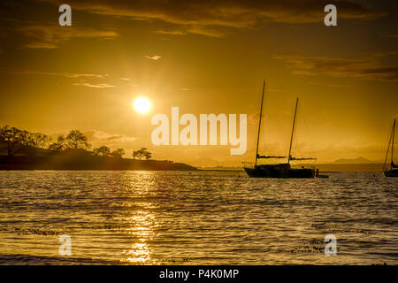 Il sole tramonta sulla Baia di nerezza, in West Lothian, Scozia. Foto Stock