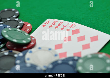 Un royal flush visualizzato con poker chips. Profondità di campo Foto Stock