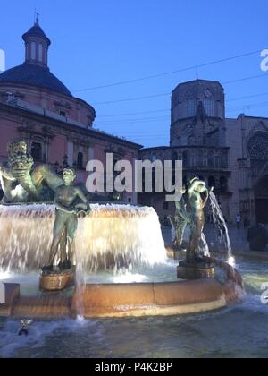 Valencia Piazza Fontana, vista del Turia fontana nella Plaza de la Virgen nel centro della città vecchia di Valencia, Spagna. Foto Stock