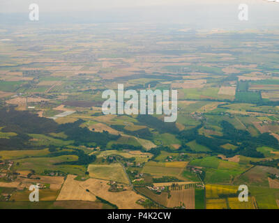 Visto dall'oblò di un aereo di linea che è iniziato da Valencia a Roma Foto Stock