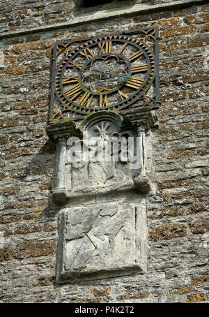 Dettaglio della torre di San Michele e Tutti gli Angeli Chiesa, Farthinghoe, Northamptonshire, England, Regno Unito Foto Stock