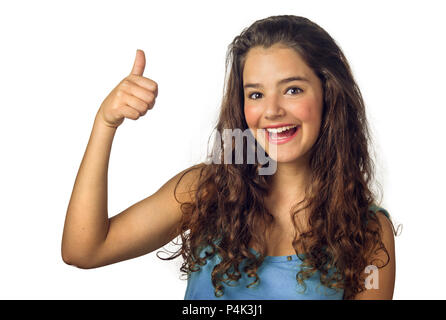 Bella ragazza sorridente e facendo il pollice in alto segno Foto Stock