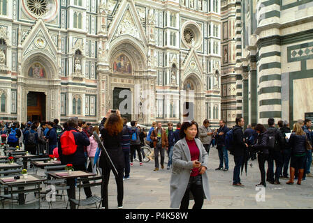 Firenze, Italia - Molla di circa 2018 - Internazionale la folla di turisti in visita a Santa Maria del Fiore, Firenze Italia dome. Giorno nuvoloso Foto Stock