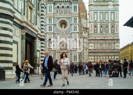 Firenze, Italia - Molla di circa 2018 - Internazionale la folla di turisti in visita a Santa Maria del Fiore, Firenze Italia dome. Giorno nuvoloso Foto Stock