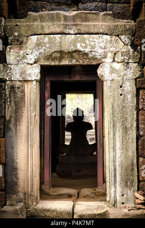 Statua di Pietra il braccio è stato tagliato in un castello in pietra di Phimai parco storico, Thailandia. Foto Stock
