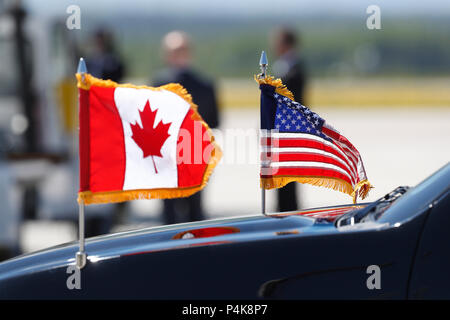 Il presidente statunitense Donald Trump arriva alla CFB Bagotville per il vertice del G7 di Charlevoix. Foto Stock