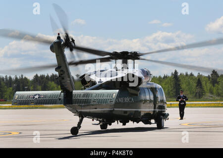 Il presidente statunitense Donald Trump arriva alla CFB Bagotville per il vertice del G7 di Charlevoix. Foto Stock