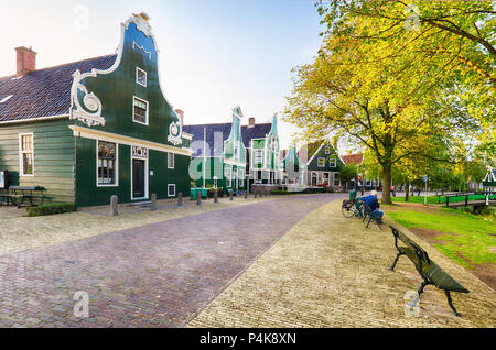 Olandese tradizionale casa di vecchio edificio a Zaanse Schans - museo village a Zaandam in Olanda - Paesi Bassi Foto Stock
