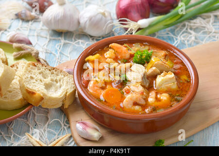 Mediterraneo zuppa di pesce servito fresco con pane bianco Foto Stock
