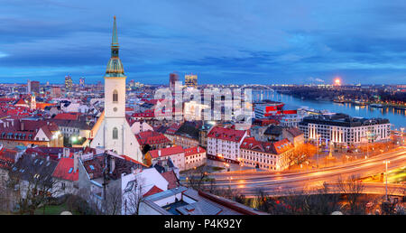 Slovacchia - Bratislava di notte Foto Stock