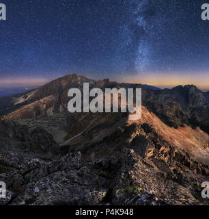 Paesaggio di montagna con cielo notturno e Mliky modo, Slovacchia Tatra dal picco Slavkovsky stit Foto Stock