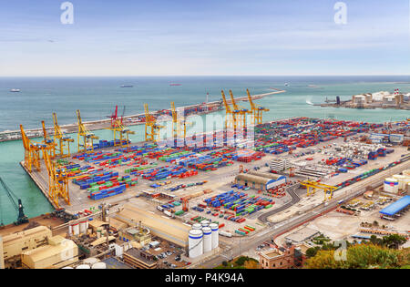 Barcellona, Spagna - 9 Febbraio 2016: vista della porta di carico e il terminal container di Barcellona con la collina di Montjuic. Foto Stock