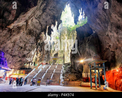 Kuala Lumpur, Malesia - 5 febbraio 2016:la gente può vedere esplorare e pregando nel tempio indù in Grotte Batu Kuala Lumpur in Malesia. Foto Stock