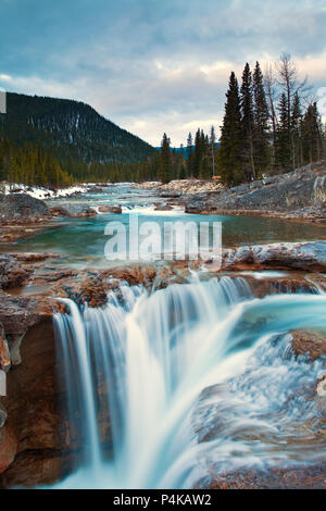 Il gomito cade nei pressi di Bragg Creek, Alberta in Kananaskis al sunrise Foto Stock