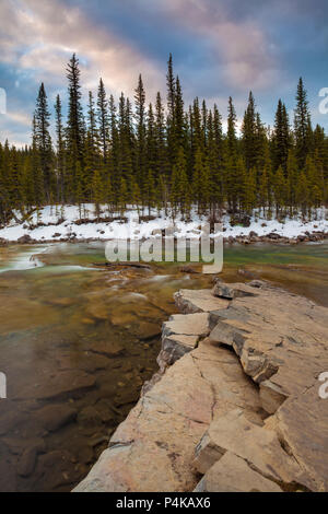 Il gomito cade nei pressi di Bragg Creek, Alberta in Kananaskis al sunrise Foto Stock