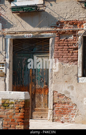 Vecchia porta, Fondamenta Venier Sebastiano, Dorsoduro, Venezia, Italia: eventuali indizi di aqua alta sulla porta e cotto da Rio di San Vio Foto Stock