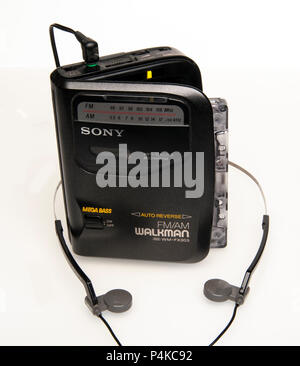 WALKMAN® Sony. Lettore di cassette compatto portatile vintage con cuffie e  cassette. Dispositivo su sfondo bianco. Bergamo, ITALIA - Marzo 24 Foto  stock - Alamy