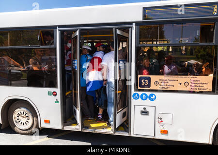 Samara, Russia - 17 Giugno 2018: bus navetta con i tifosi di calcio sulla via della città durante il 2018 della Coppa del Mondo FIFA Foto Stock