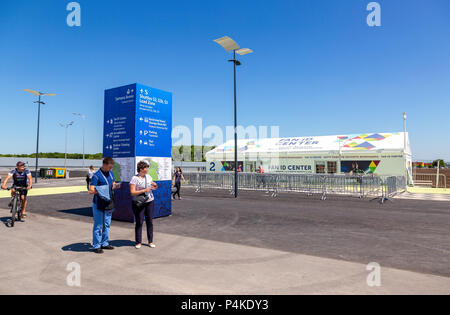 Samara, Russia - 17 Giugno 2018: ventola ID centro accanto a Samara Arena football Stadium durante il 2018 della Coppa del Mondo FIFA Foto Stock