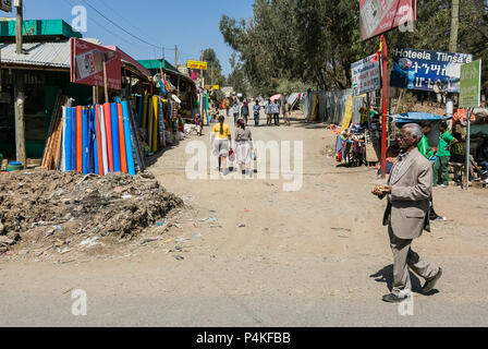 Etiopia ad Addis Abeba, 30 gennaio 2014, uomo africano camminare davanti a un mercato affollato su una strada laterale Foto Stock
